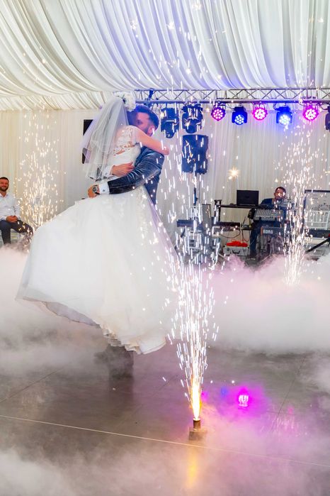 Matteo nunta Medias: lumini,ceata carbonica, baloane cu fum etc.