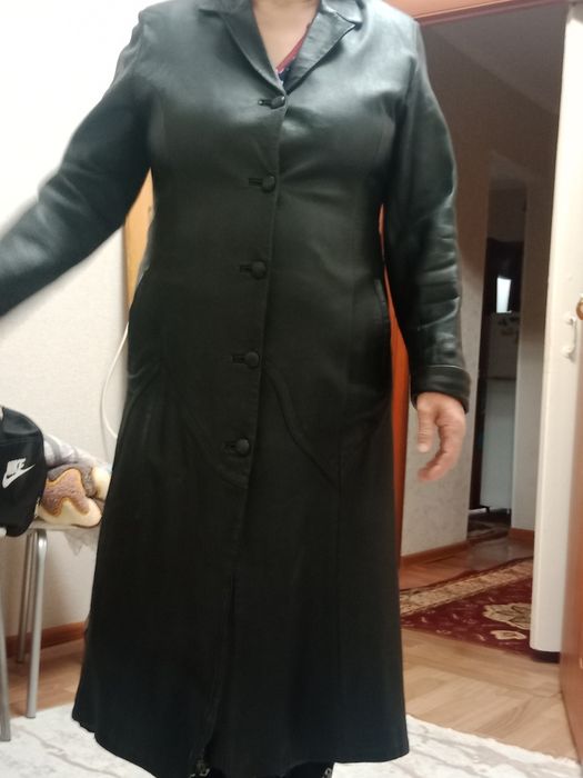 Кожный плащ женский.