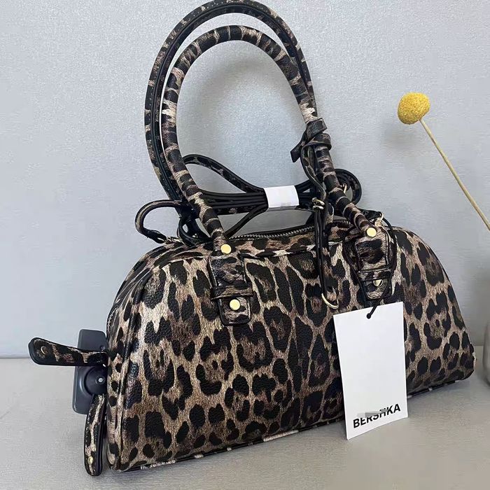 Сумка бренда Bershka