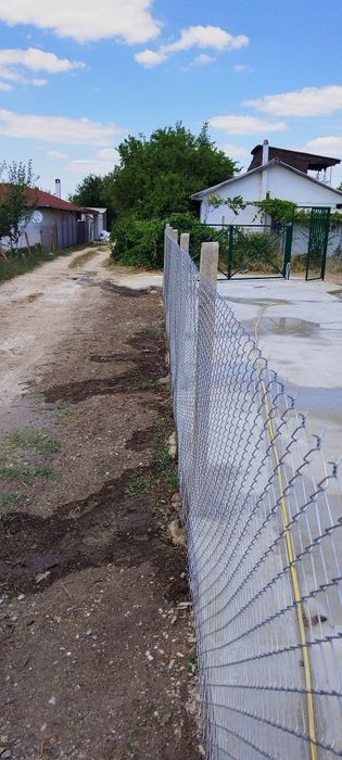изграждане на огради  ( ограда) с бетонни колове, мрежа, септични ями