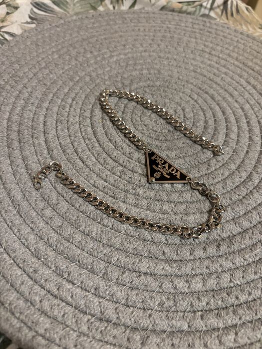 Prada Symbole Triangle колие с триъгълна висулка от нераждаема стомана унисекс черно и сребристо