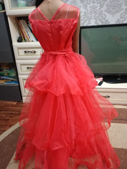 Платья нарядные продаю