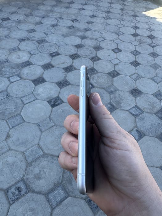 Продам iPhone XR 64g/79%