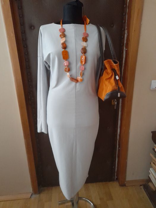 Rochie numinou, poseta și accesorii