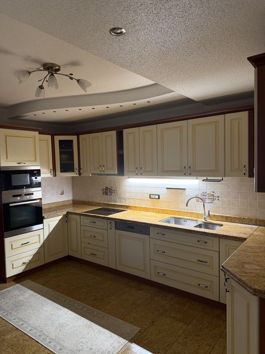 Bucatarie crem cu blat granit si chiuveta