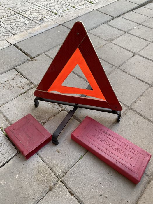 Авариен триъгълнис със стойка