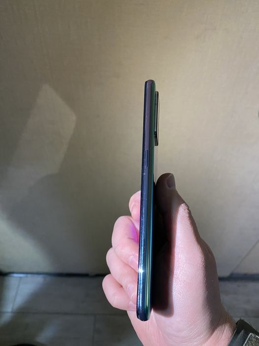 смартфон OPPO Reno5 Lite.