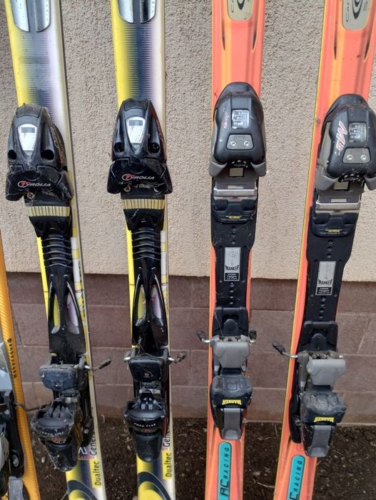 Vând schiuri. Au între 1.6 metri și 1.85 metri.