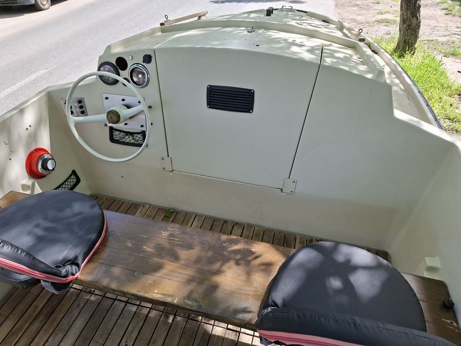 Barca Beneteau semicabinata cu peridoc Ellebi