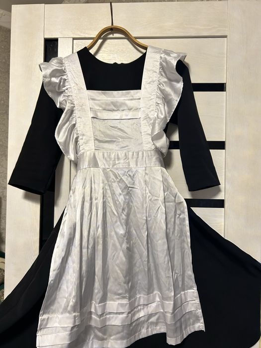 Черное платье с фартуком