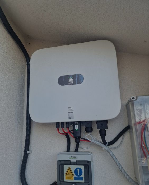 Vând invertor hibrid Huawei SUN2000-10KTL-M1 10 kW