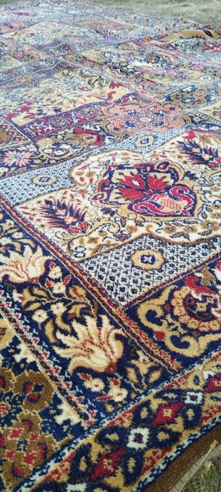 Продава се тип персйски килим размери245 на390см.цена600лв