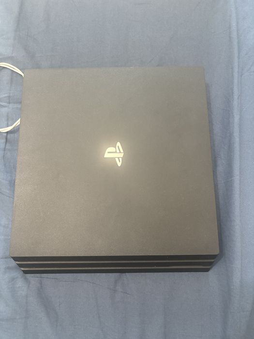 PlayStation 4 PRO 1TB, în stare foarte bună