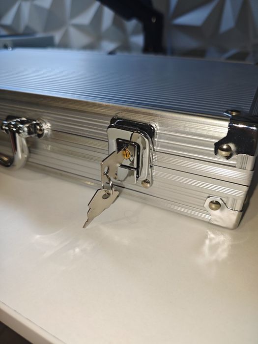 Пълен покер комплект в алуминиев куфар – 300 чипа (нов)