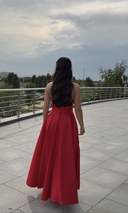 Красное вечернее платье