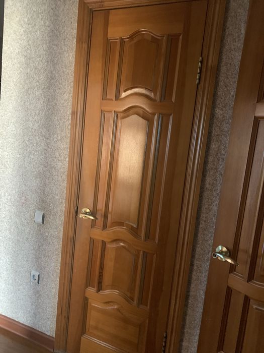 продается 8 дверей
