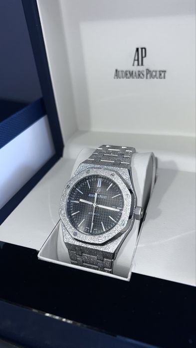 Audemars Piguet AP Royal Oak Frosted Gold 37mm Automatic Black Dial watch часовник