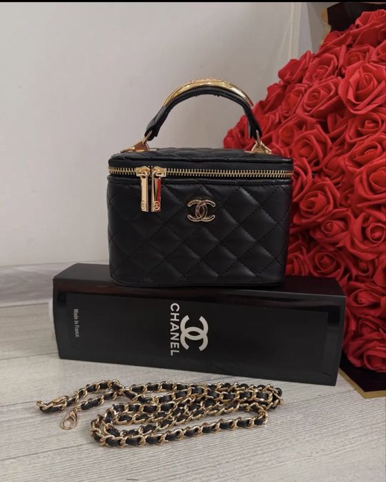 Черна елегантна чанта със златисти детайли Шанел