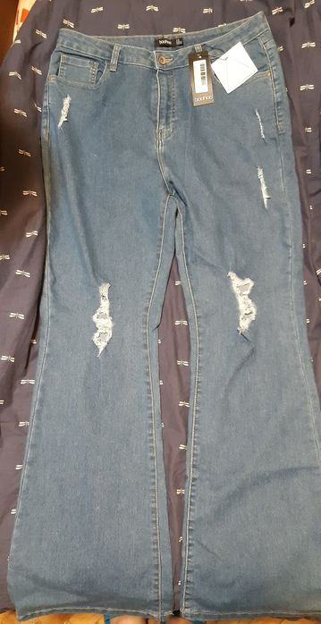 Blugi Boohoo Flare Evazati Rupti Marime 18 / 46 NOI cu Eticheta Talie Inalta
