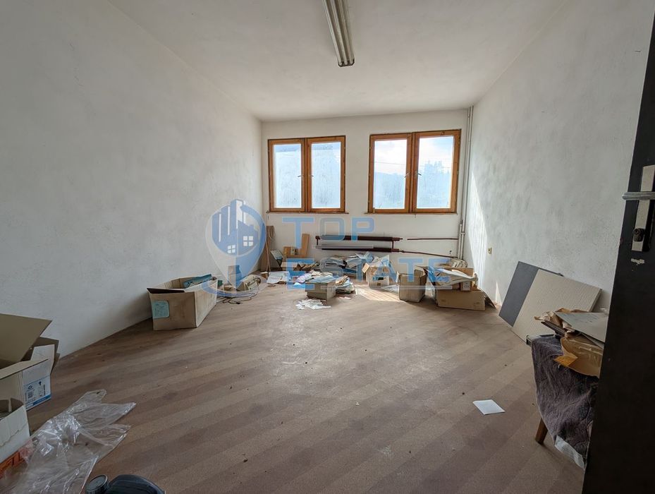 Масивна сграда за обществено обслужване в град Плачковци