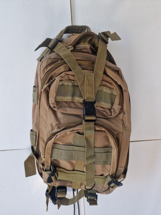 Vând rucsac  militar 30 litri ( kaki)
