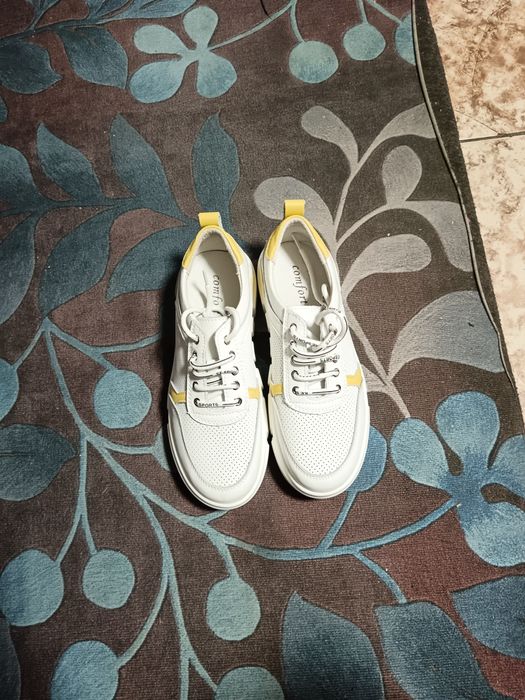 Продам женские кроссовки