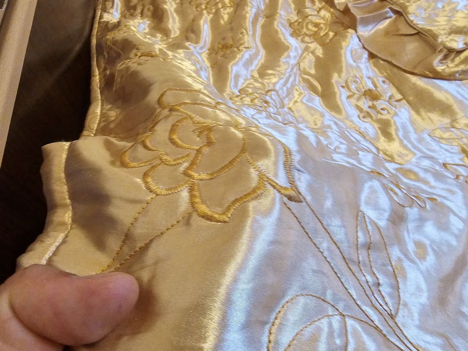 covertura pat asternut cearceaf auriu cu 2 fete de perna