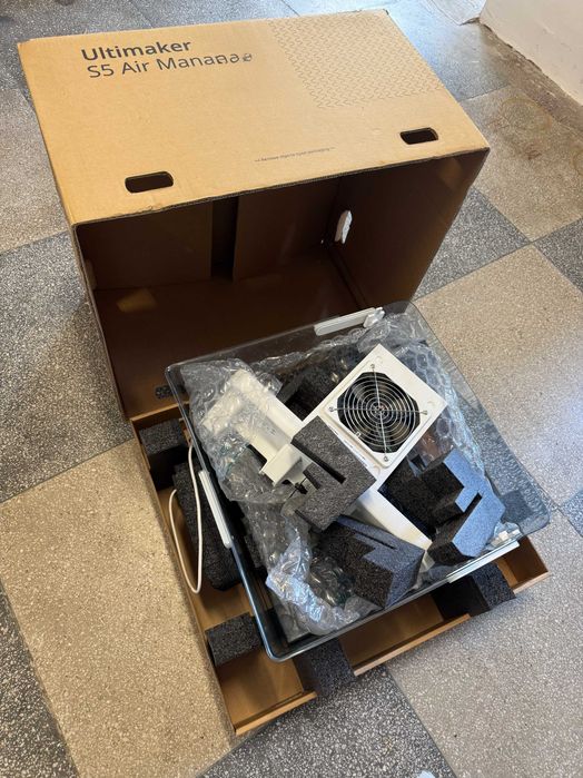 Imprimantă 3D Ultimaker S5 + Air Manager
