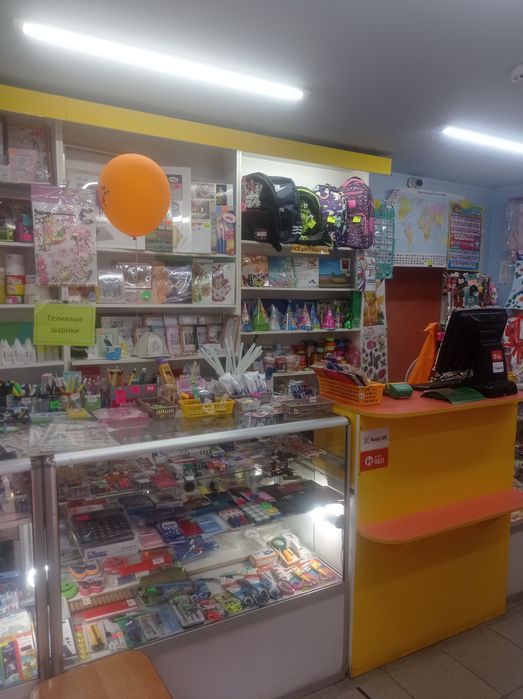 Витрины б/у, стеллажи