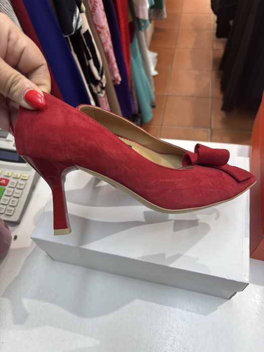 Pantofi rosii piele intoarsa