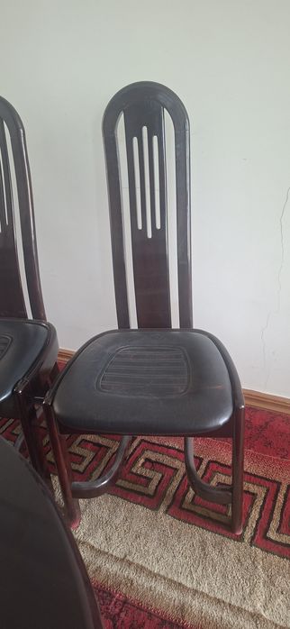 Пралается стол и стуля