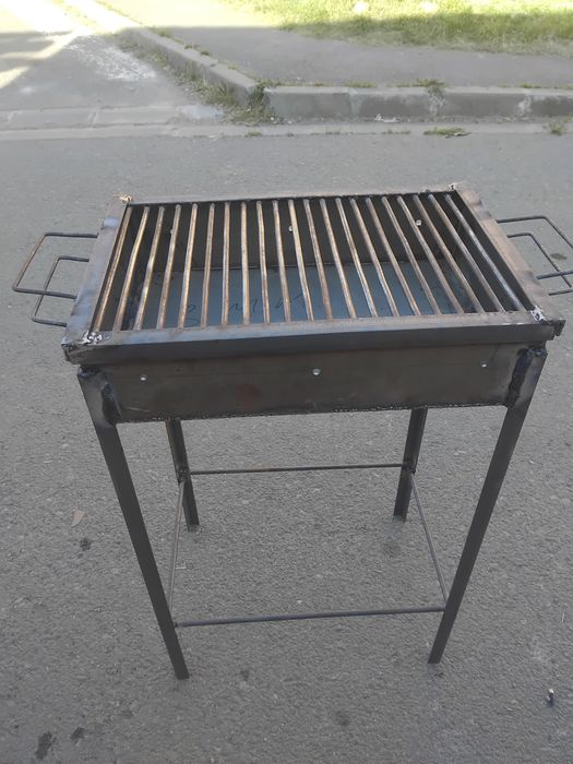Vand un gratar pret negociabil