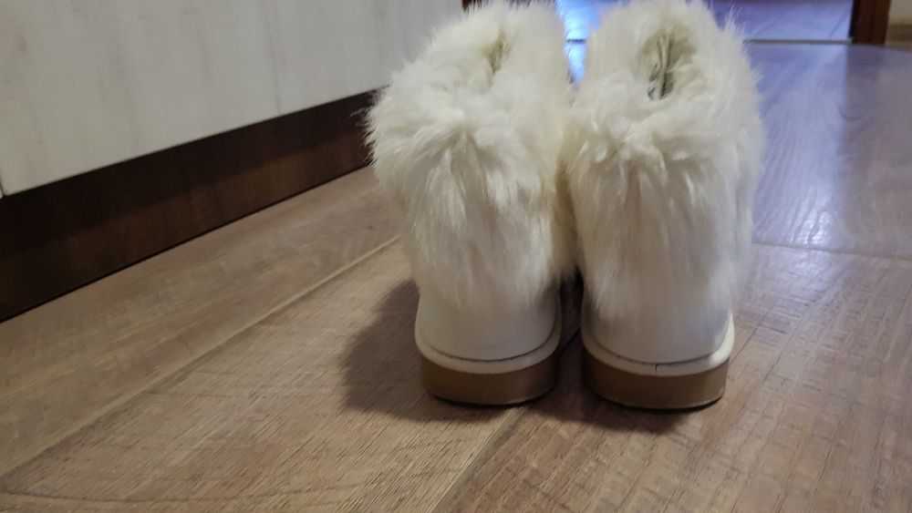 Бели пухкави ботушки