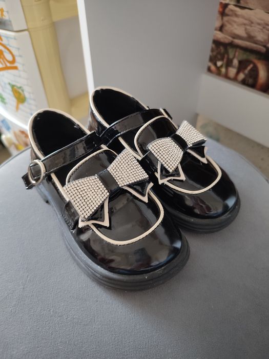 Продам туфли на девочку в отличном состоянии