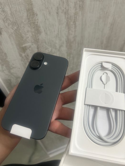 Продавам IPhone 17 чисто нов! 256GB