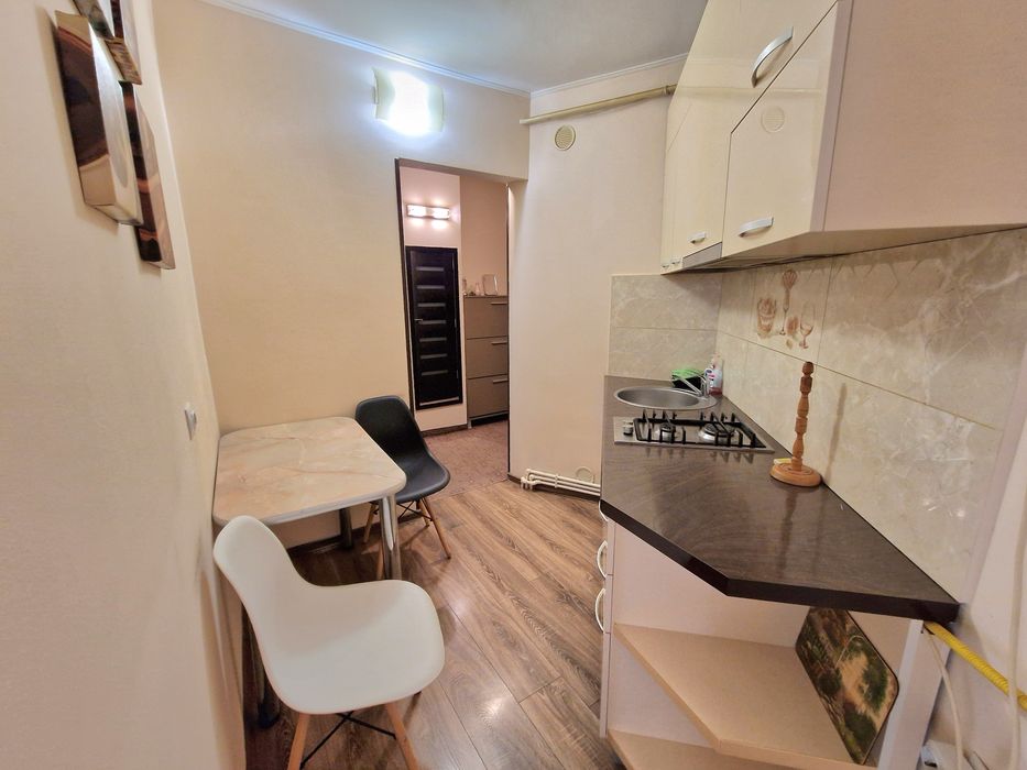 Închiriez 1 cameră etajul 1 zona doja