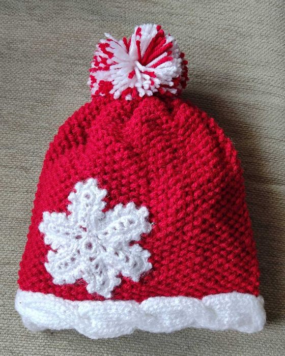 Детски зимни шапки ръчно изплетени в червено и бяло
