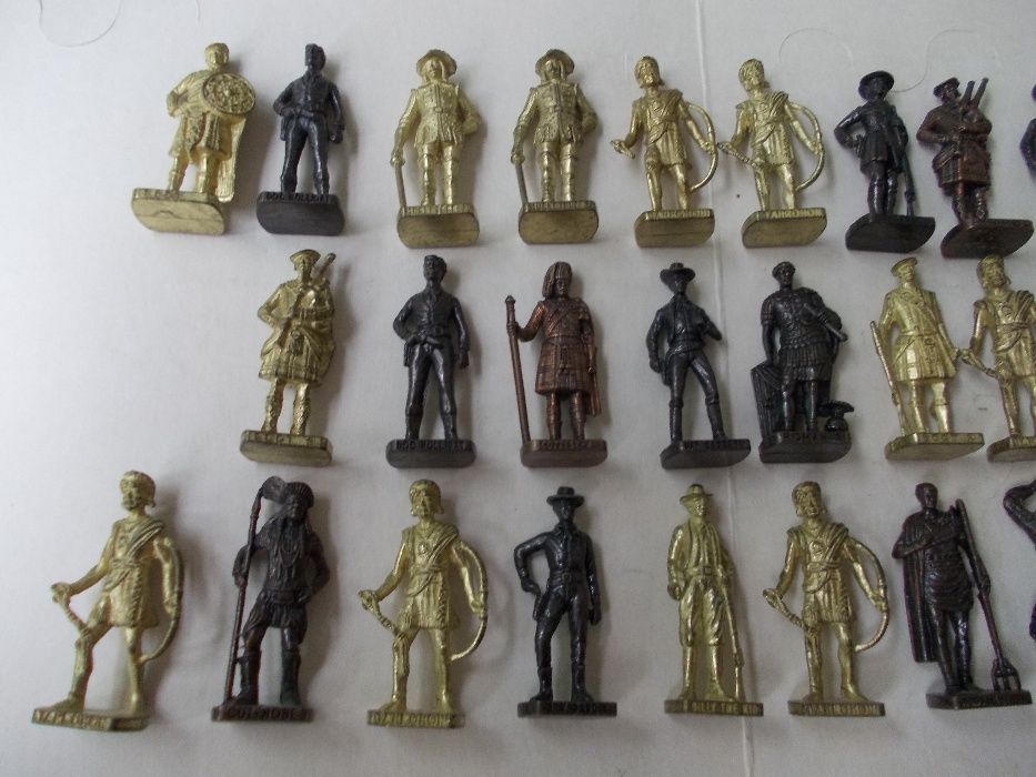 32 soldati Kinder din metal