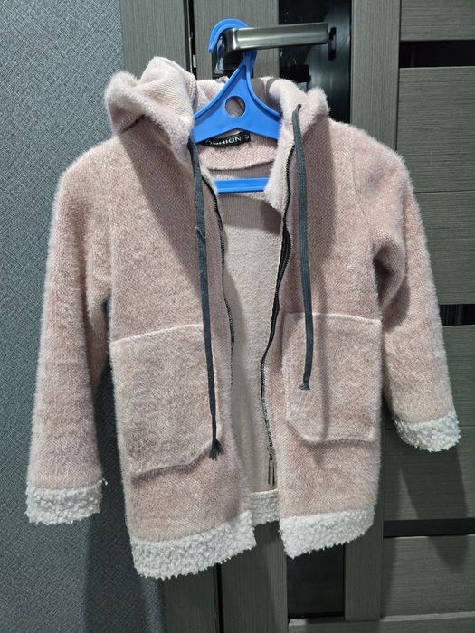 Продаю куртки на девочку