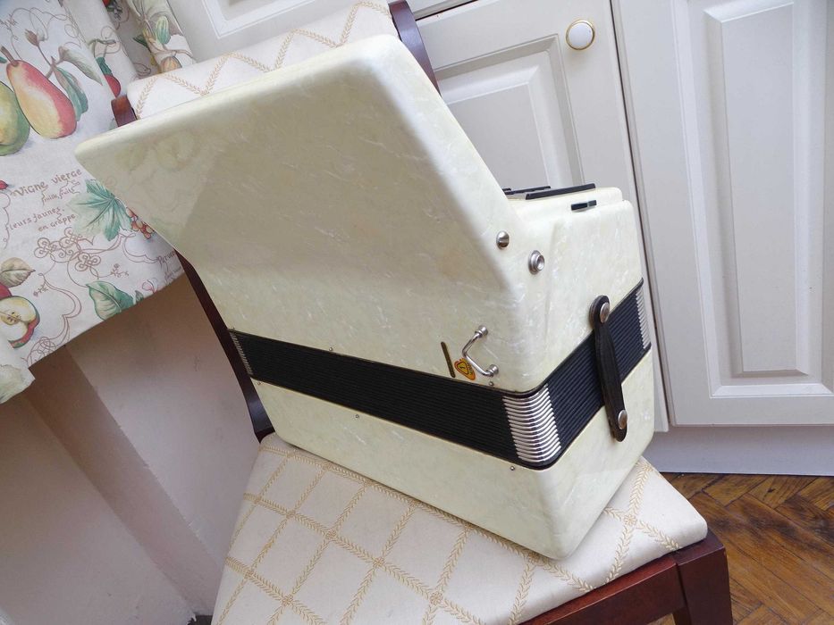 Отличен акордеон Велтмайстер Стела 60 баса