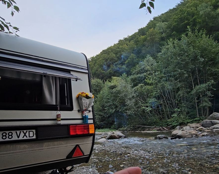 Vând rulotă Hobby 535 Prestige – pregătită pentru off-camping, stare f
