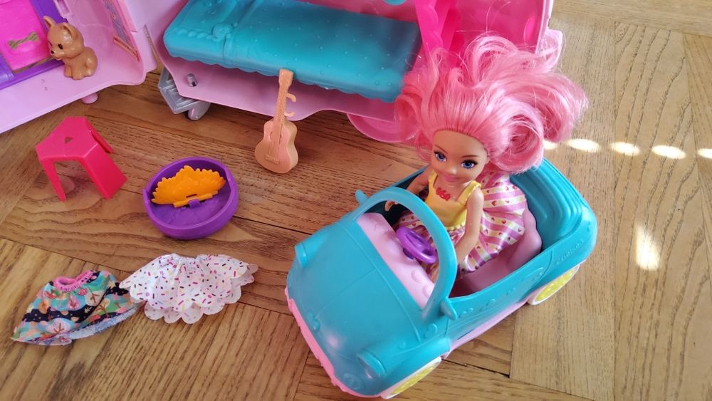 Манекен barbie + Краваната на Челси и  вила за домашни любимци BARBIE