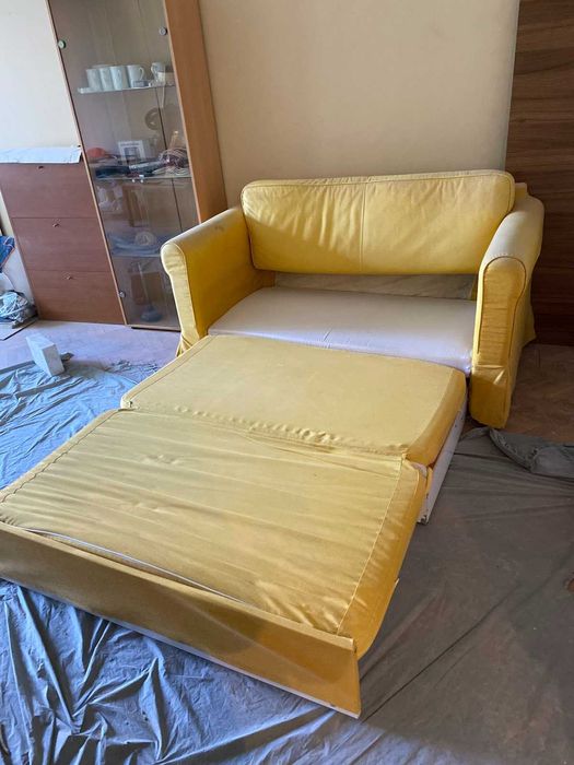 Жълт разтегателен диван от IKEA