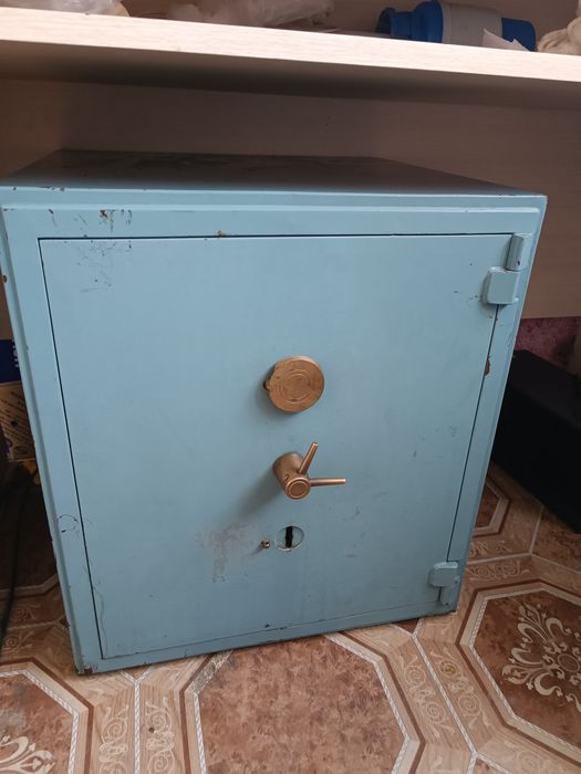 Қумли сейф сотилади.