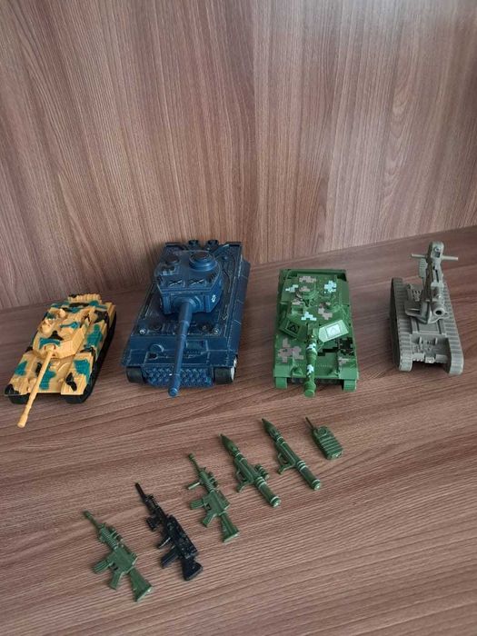 Игрушки для мальчика: танк, солдаты, самолет, машинки.