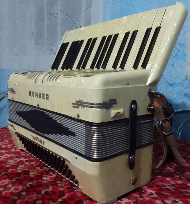 Vând Acordeon Hohner 80 de bași