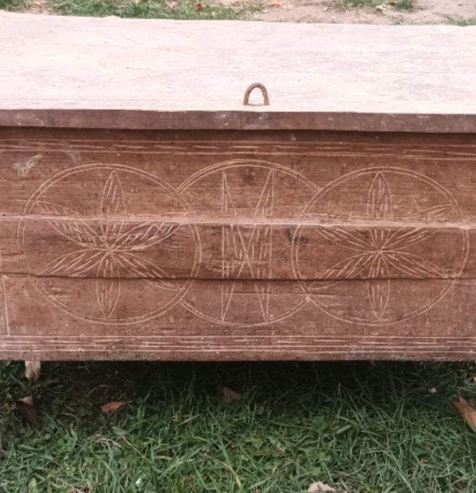 Lada veche din lemn, datata 1944