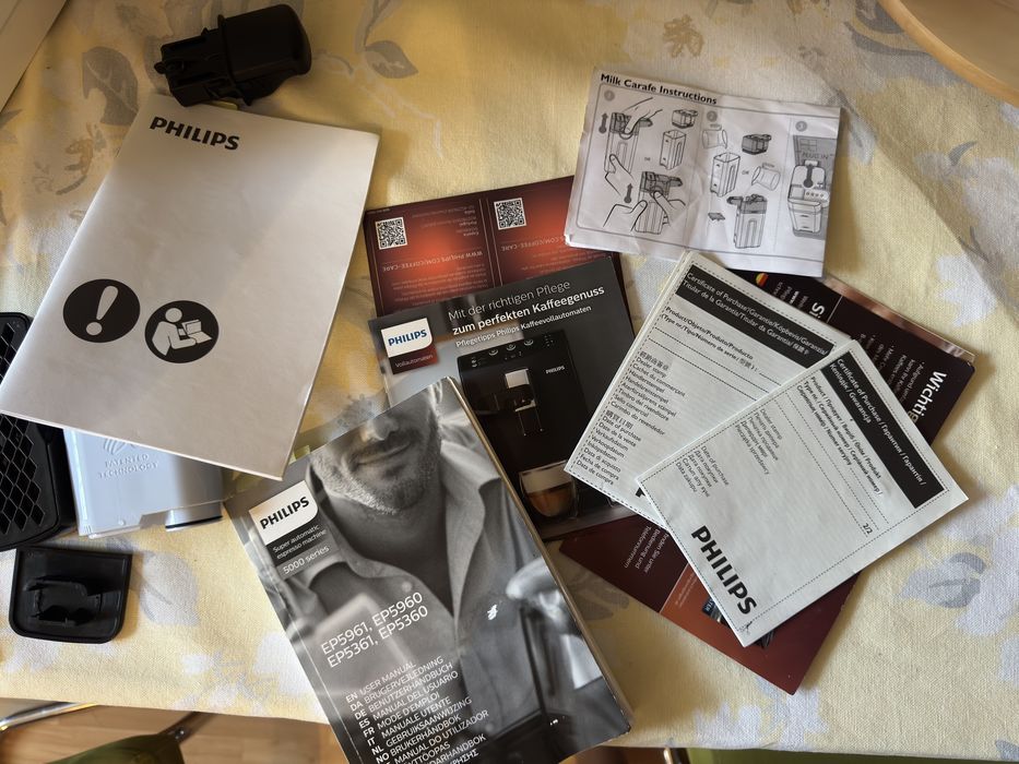 Напълно автоматична кафемашина Philips 5000 Series (бяла/хром) + Гарафа за мляко и Аксесоари – Отлично състояние!