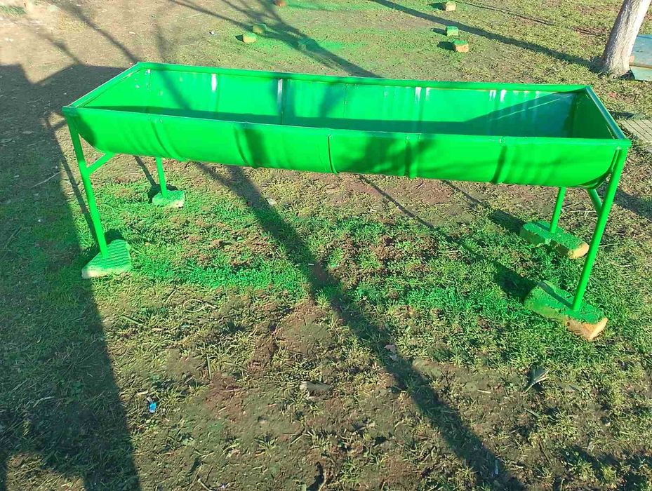 Хранилка/ясли за овце кози