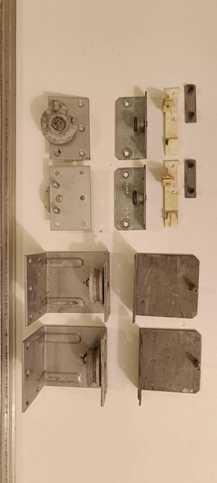 Механизъм за плъзгащи врати на гардероб